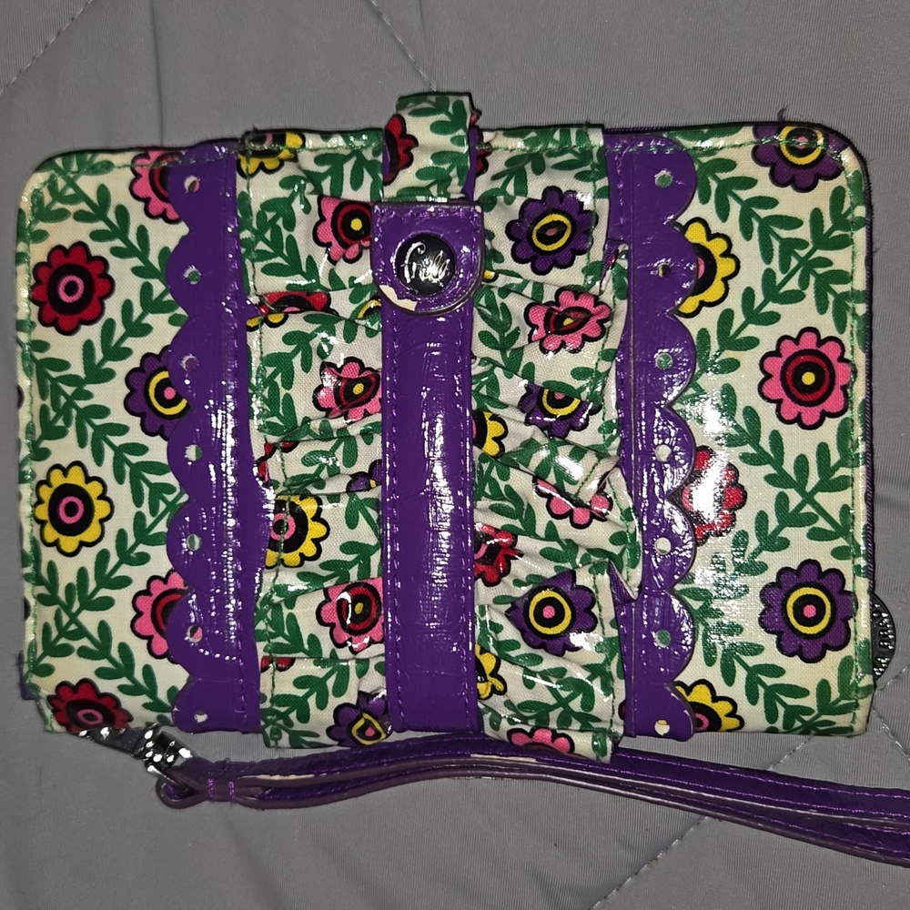 Vera Bradley Frill Ruffle Wristlet in the "Viva La Vera" Retired print. GUC